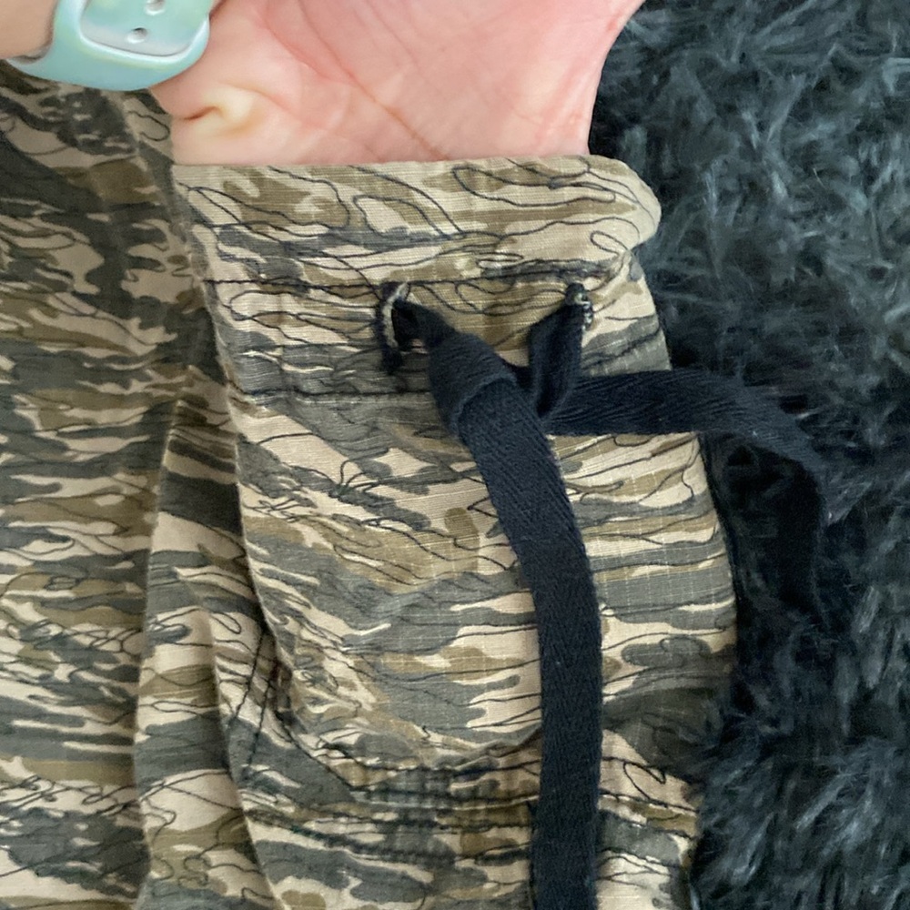 Camo print cropped cargo-style pants - Picture 6 of 16